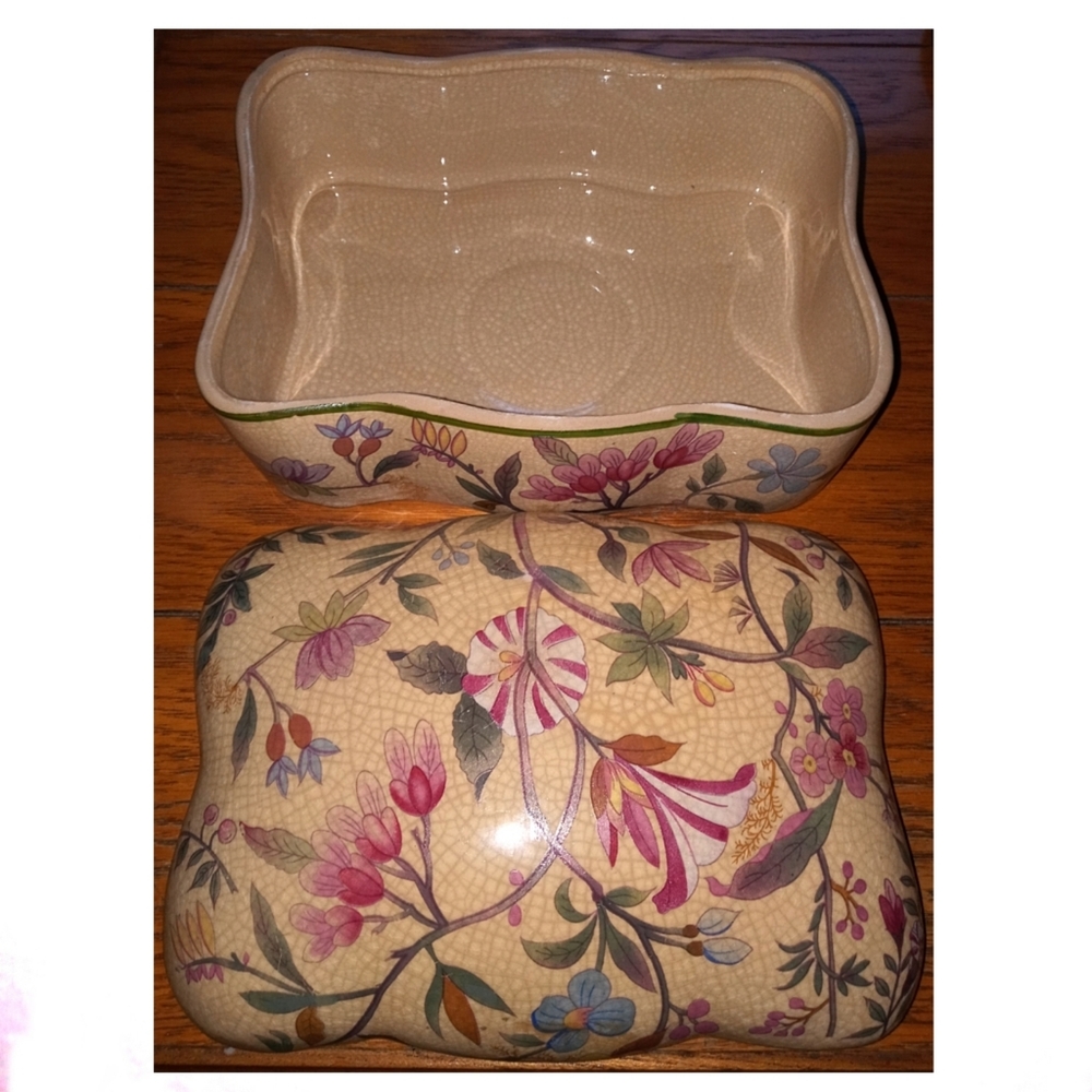 VINTAGE JEWELRY OR TRINKET BOX